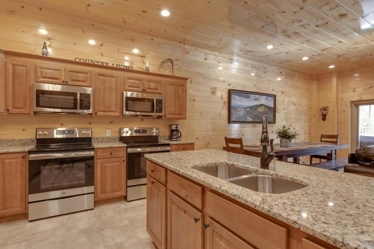 Smoky Mountain Splash, 6 Bedroom, Private Pool, WiFi, Pool Table, Sleeps 18 Gatlinburg Buitenkant foto