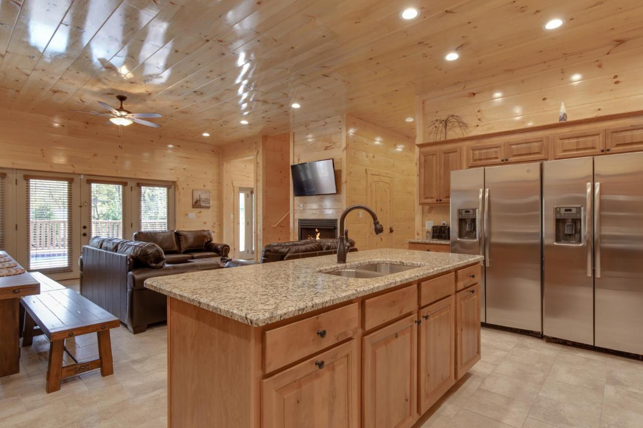 Smoky Mountain Splash, 6 Bedroom, Private Pool, WiFi, Pool Table, Sleeps 18 Gatlinburg Buitenkant foto