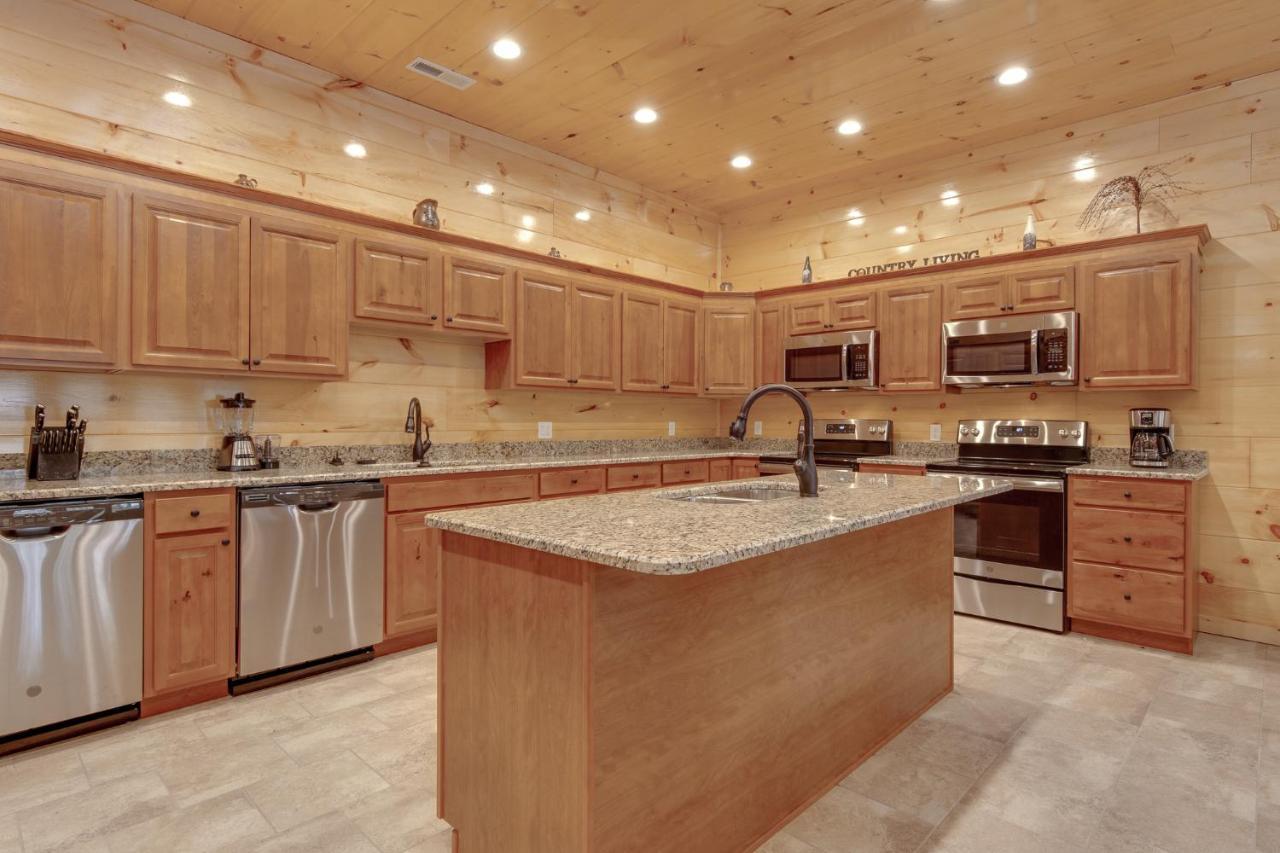 Smoky Mountain Splash, 6 Bedroom, Private Pool, WiFi, Pool Table, Sleeps 18 Gatlinburg Buitenkant foto
