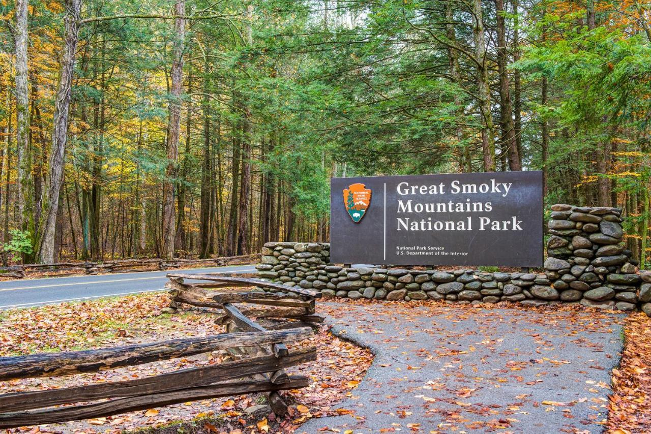 Smoky Mountain Splash, 6 Bedroom, Private Pool, WiFi, Pool Table, Sleeps 18 Gatlinburg Buitenkant foto