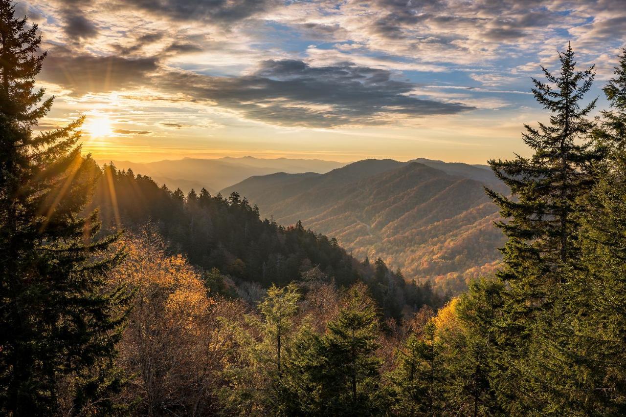 Smoky Mountain Splash, 6 Bedroom, Private Pool, WiFi, Pool Table, Sleeps 18 Gatlinburg Buitenkant foto